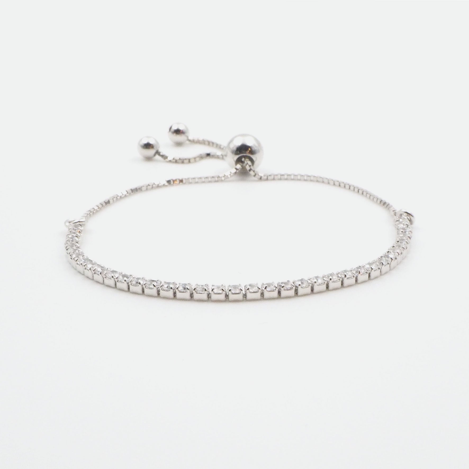 Silber Armbaender fuer Damen jetzt kaufen in unserem Onlineshop oder vor Ort in unserer Filiale in Basel